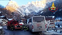 Auto fuori strada sulla SR 203 ad Alleghe: Vigili del Fuoco intervengono, nessun ferito