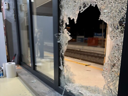 Sfondano la vetrina del bar per rubare alcol e sigarette alla stazione di Longarone: daspo per due minorenni