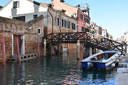 Il Ponte Loredan a Cannaregio sar&agrave; rifatto: approvato il progetto per il restauro con legno pi&ugrave; resistente