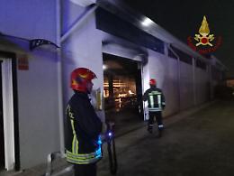 Incendio in un laboratorio tessile a San Martino di Venezze, intervento dei Vigili del Fuoco