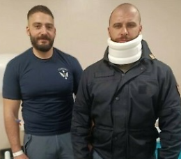 Torino, poliziotto aggredito durante il corteo Askatasuna: trascinato e colpito alle spalle