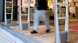 Nasconde capi d'abbigliamento sotto i propri vestiti e prova a lasciare il negozio, furto sventato a Colognola ai Colli