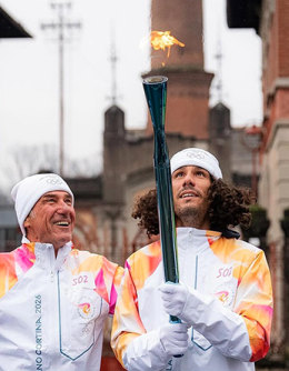 Franco e Andrea Antonello portano la fiaccola olimpica a San Donato Milanese