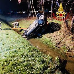 Auto finisce nel fossato all&rsquo;alba, ferita lievemente la conducente