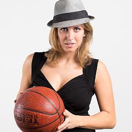 Silvia Gottardi in bici da Parigi a Cortina: 1.400 km per unire le Olimpiadi estive e invernali