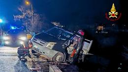 Tragedia misteriosa a Ponte delle Alpi: viene trovato incastrato sotto il furgone, inutili i soccorsi