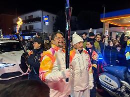 Dario Zaccariotto porta la fiaccola accanto ad Abdon Pamich