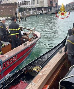 Incidente a Venezia: Alilaguna in avaria urta natante e due gondole, quattro persone finite in acqua
