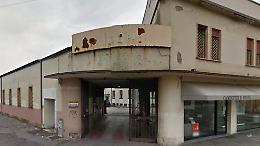 Fishmarket di Padova chiuso per 60 giorni: sovraffollamento, uscite bloccate e rischio licenza