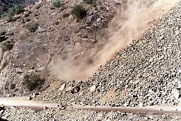 Frana sulla provinciale 76 tra Cave del Predil e Sella Nevea: smottamento invade la carreggiata