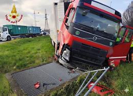 Verona Est, autoarticolato fuori strada: conducente soccorso dai Vigili del Fuoco