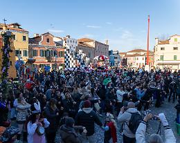 Burano si colora con i carri allegorici: torna il Carnevale tra magia e spettacolo