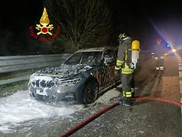 Limena, l'auto si infiamma mentre guida sulla tangenziale 