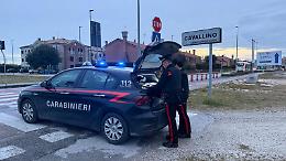 Minacce e botte alla sorella: 61enne allontanato da casa con braccialetto elettronico