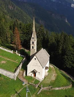 Tra boschi e tornanti, un prete per otto parrocchie