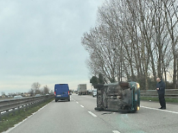 Auto si ribalta sulla tangenziale di Padova, traffico rallentato nel pomeriggio