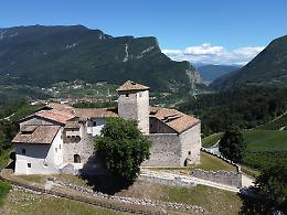 Trentino, soggiornare in un castello a meno di un ostello: l'errore di prezzo che sta facendo impazzire il web