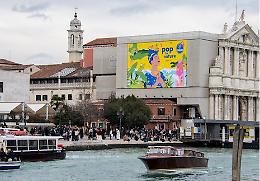 Chiquita porta l&rsquo;arte pop a Venezia: torna l&rsquo;installazione sulla Chiesa degli Scalzi