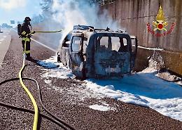 Incendio in autostrada, auto in fiamme lungo il Passante di Mestre