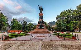 Vandali in Piazza Dante a Trento: panchine distrutte e danno alla citt&agrave;