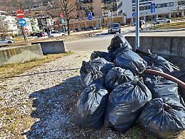 Trento: il cavalcavia dei Caduti di Nassiriya ripulito dai rifiuti dopo le segnalazioni dei cittadini