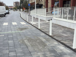 Viale Stazione a rischio: traffico e mezzi pesanti danneggiano la pavimentazione e spingono il Comune a nuove regole