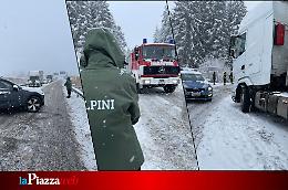 Cortina paralizzata dalla prima grande nevicata dell'anno: code chilometriche e mezzi bloccati sulle vie principali