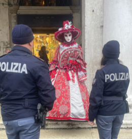Carnevale di Venezia 2026, sicurezza garantita: Polizia schierata su terra, acqua e cielo