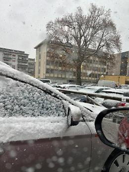 Trento sotto la neve, strade gi&agrave; trattate: nessun disagio alla circolazione