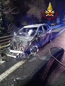 Treviso, auto prende fuoco sulla tangenziale: conducente illeso