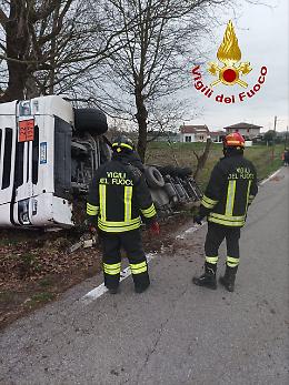 Pernumia, autocisterna di azoto si ribalta: autista illeso