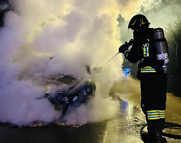 Incendio di un'auto a Verona: intervento dei Vigili del Fuoco in via Lazzaretto