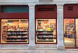 Venezia, assalto notturno alla libreria di Dorsoduro: devastata per poche decine di euro