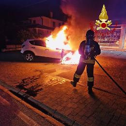 Auto in fiamme nella notte a Cornuda