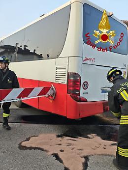 Dueville (VI), autobus bloccato sui binari: intervento rapido dei Vigili del Fuoco evita incidenti