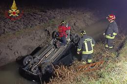 Ribaltamento a Canda: auto nel canale, conducente salvo