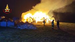 Fienile in fiamme a Verona: alta colonna di fumo visibile da tutta la zona