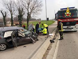 Schianto frontale tra auto e camion a Santorso, ferita una donna
