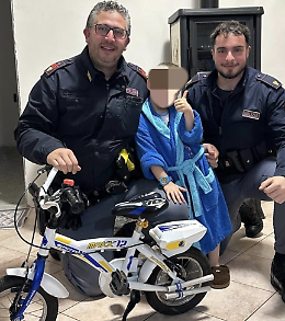 Venezia, rubata la bici a un bimbo di 4 anni: la Polizia la ritrova e gliela restituisce