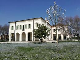 Una scultura per il "Rispetto": l'inaugurazione alla biblioteca comunale in occasione della Giornata delle Donne