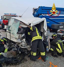 San Giorgio in Bosco, piattaforma aerea fuori strada: ferito il conducente