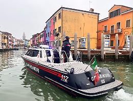Venezia, controlli in laguna: sequestrata imbarcazione e denunciate due persone