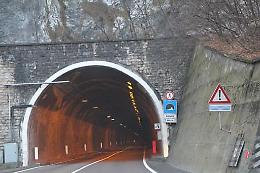 Auto si ribalta nella galleria di Ponte Pi&agrave;: 19enne ferito e trasportato a Tione