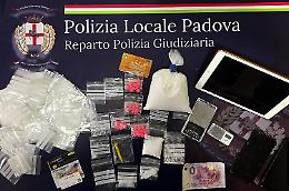 Droga sintetica in casa a Padova, una 50enne in manette: sequestrati ketamina, metanfetamina ed ecstasy
