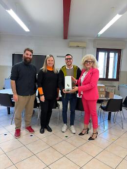 Consegnati i dispenser di assorbenti negli istituti scolastici