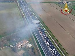 Scontro tra autocisterne e incendio sull&rsquo;A4: autostrada chiusa, un ferito