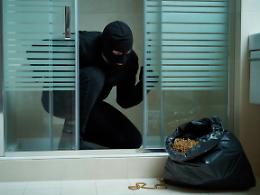 Ladro d'appartamenti colto in flagrante: tenta di nascondersi nella doccia della casa svaligiata