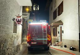 La canna fumaria prende fuoco, le fiamme dilagano sul tetto: paura a Commezzadura