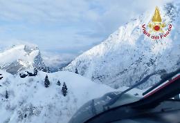 Taibon Agordino, escursionisti bloccati dalla neve alla Malga Campigat: recuperati con l&rsquo;elicottero dei Vigili del fuoco