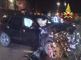 Scontro tra due auto nella notte: cinque persone in ospedale